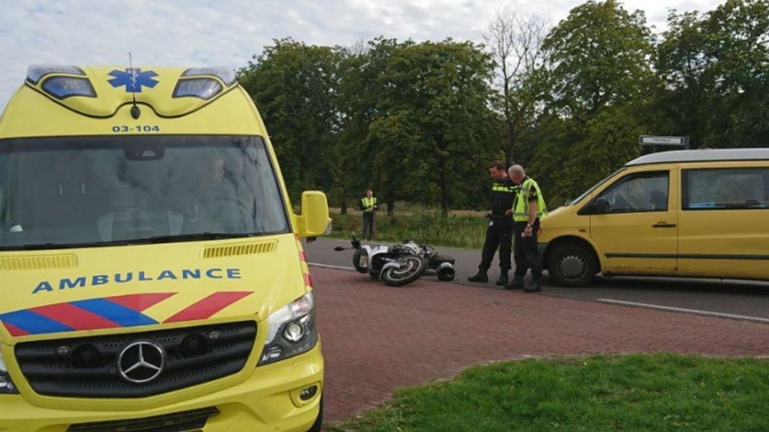 De motorrijder is met de ambulance naar het ziekenhuis gebracht (Rechten: Van Oost Media)