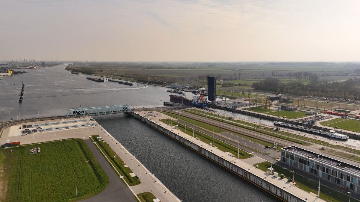 Westsluis in Terneuzen volledig gestremd door droogte