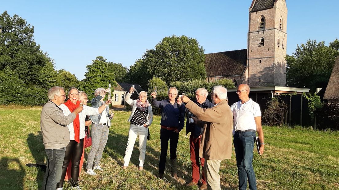 Inwoners van Vledder proosten op de realisatie van Vledder-Noord (eigen foto)