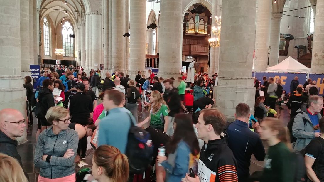 Hardlopers Leiden Marathon verzamelen in de Pieterskerk. 