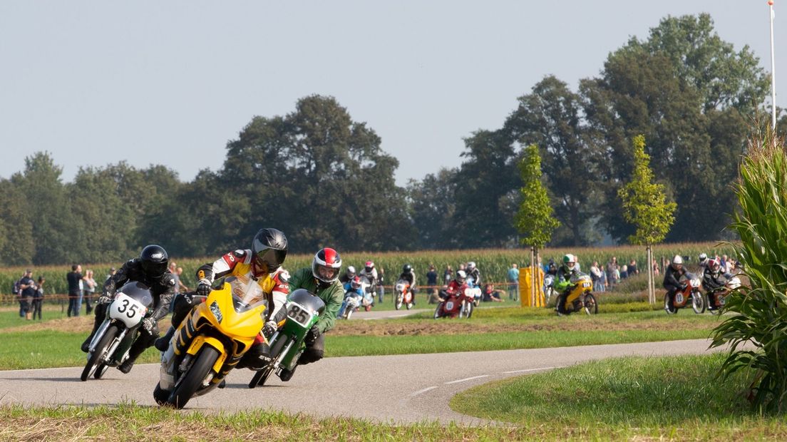 Motorrijders scheuren over de Luttenbergring tijdens de Classic Race 2021