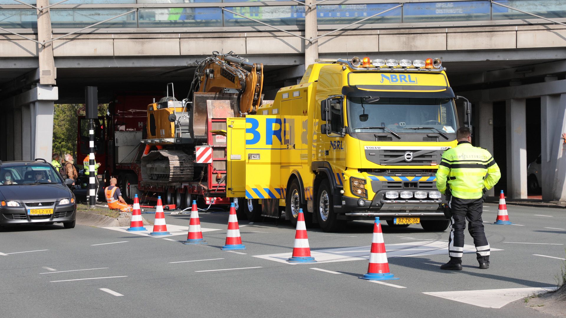 112-nieuws | Vrachtwagen Met Graafmachine Vast Onder Viaduct ...