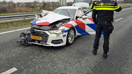 Politieauto beschadigd bij ongeluk met vrachtwagen op N33. Politieauto beschadigd bij ongeluk met vrachtwagen op N33.
