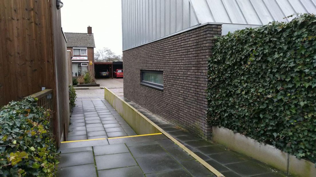 In dit steegje voor de binnentuin wordt regelmatig vuurwerk afgestoken (Rechten: RTV Drenthe/Erwin Kikkers)