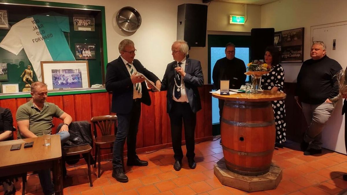 Voetbalclub Old Forward uit Wilhelminaoord krijgt Koninklijke Erepenning