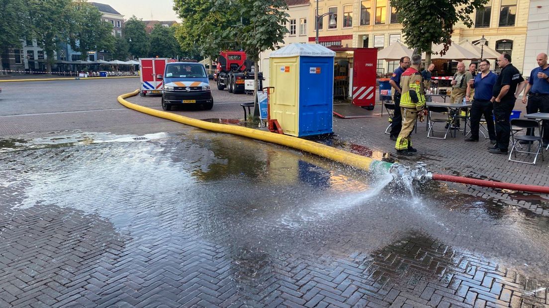 De brandslang naar de IJssel voor watertoevoer