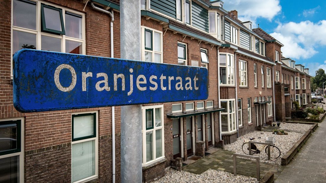 De 41 officierswoningen in de Oranjestraat zijn voor drie mijoen euro verbeterd met behoud van de monumentale voorgevels