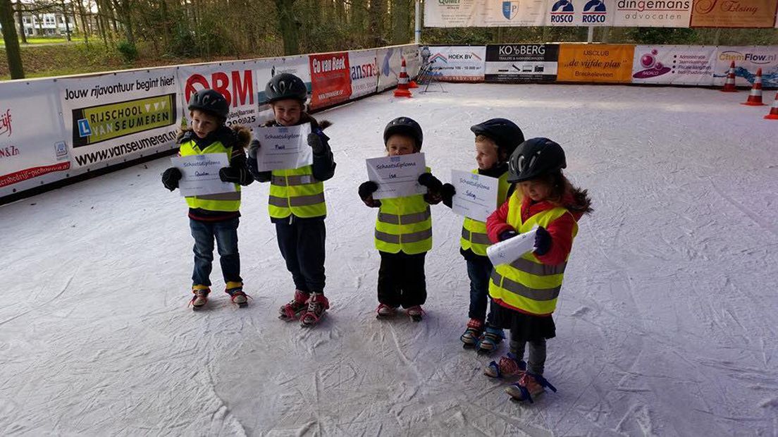 Kinderen met hun schaatsdiploma op het ijs van Maarssen On Ice.