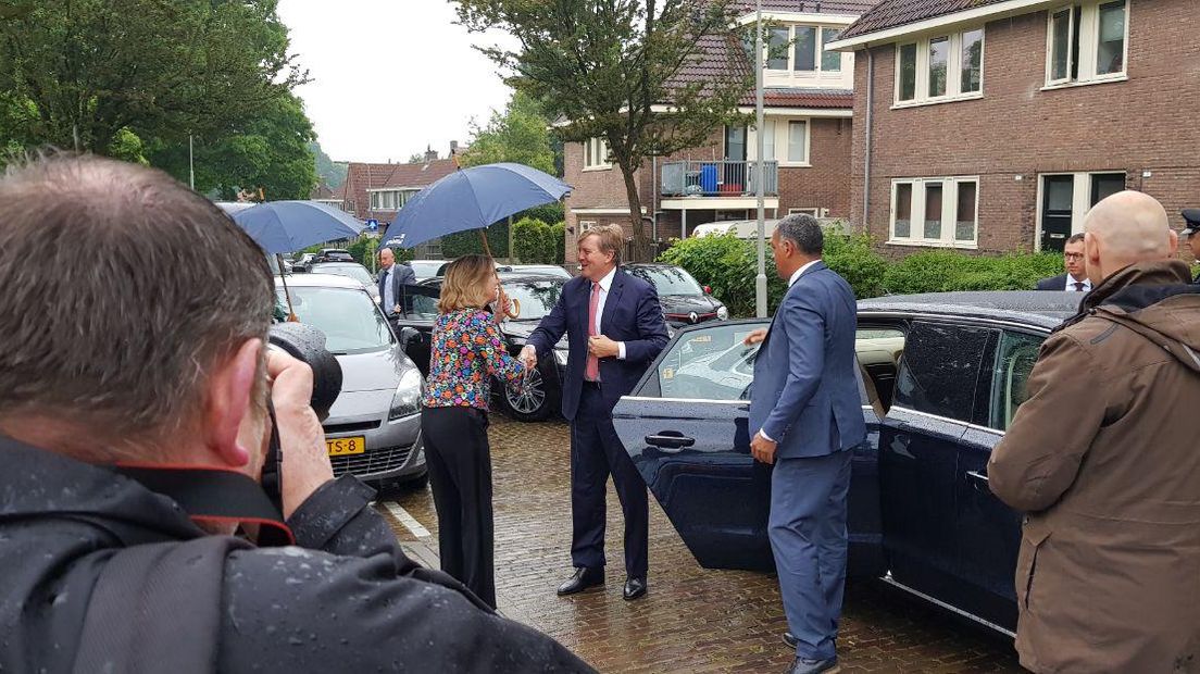 Koning Willem-Alexander heeft dinsdagmorgen een bezoek gebracht aan twee klimaatprojecten in Arnhem. Samen met minister Cora van Nieuwenhuizen van Infrastructuur en Waterstaat bezocht hij de wijken Geitenkamp en Spijkerkwartier.