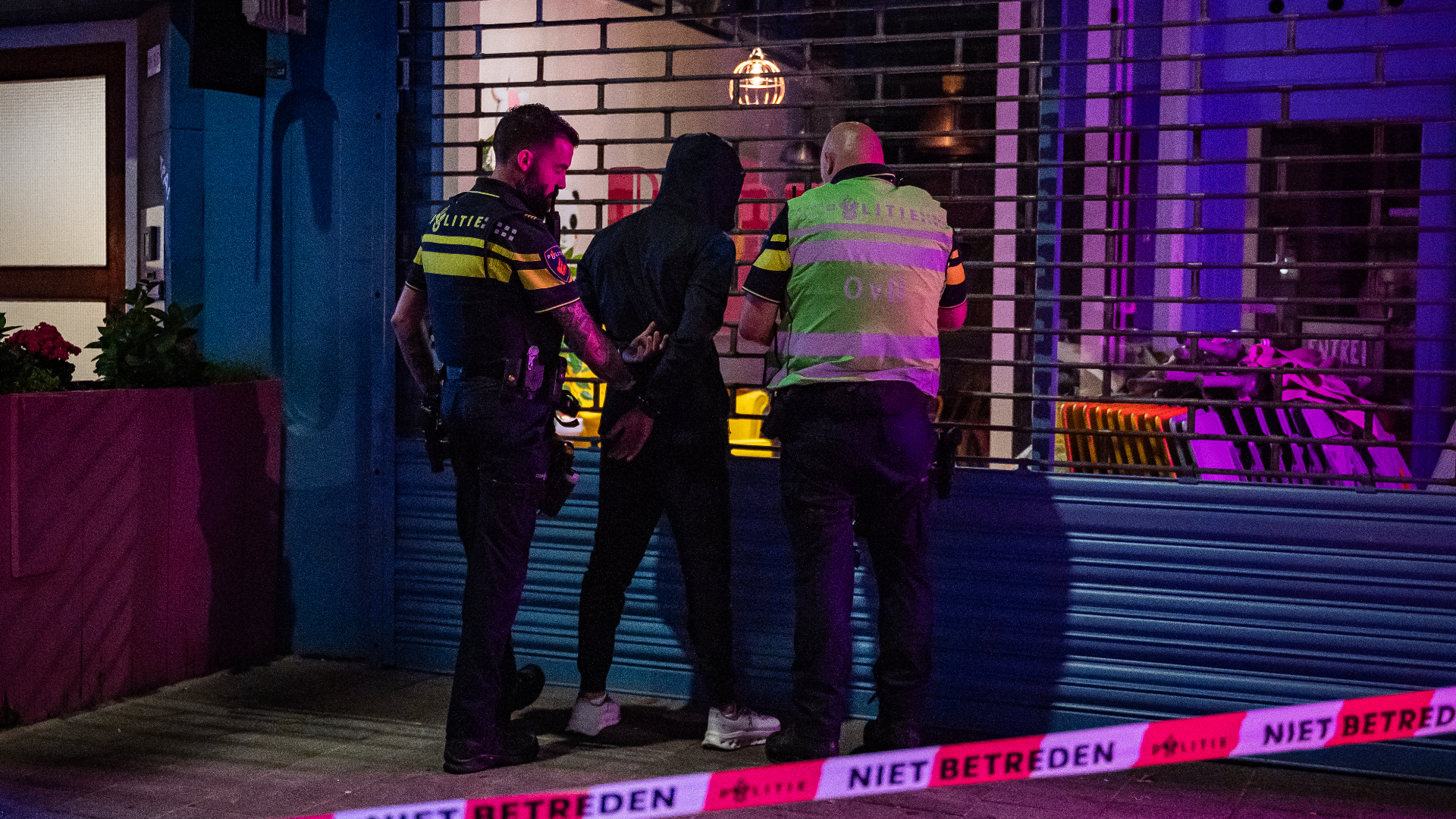 Aanhouding bij de zaak aan de Jonker Fransstraat.