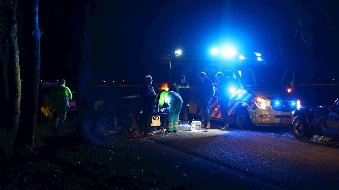 Man rijdt tegen boom in Kamperveen