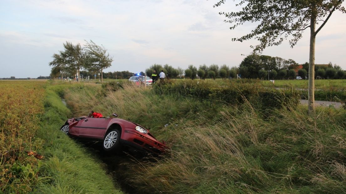 Auto over de kop in sloot beland bij Noordwelle