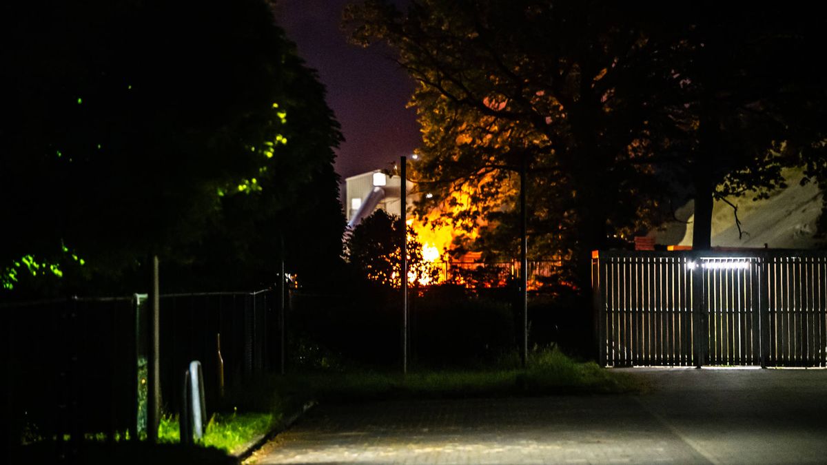 Containerbrand in Hoogersmilde zorgt voor hoge vlammen en veel rook