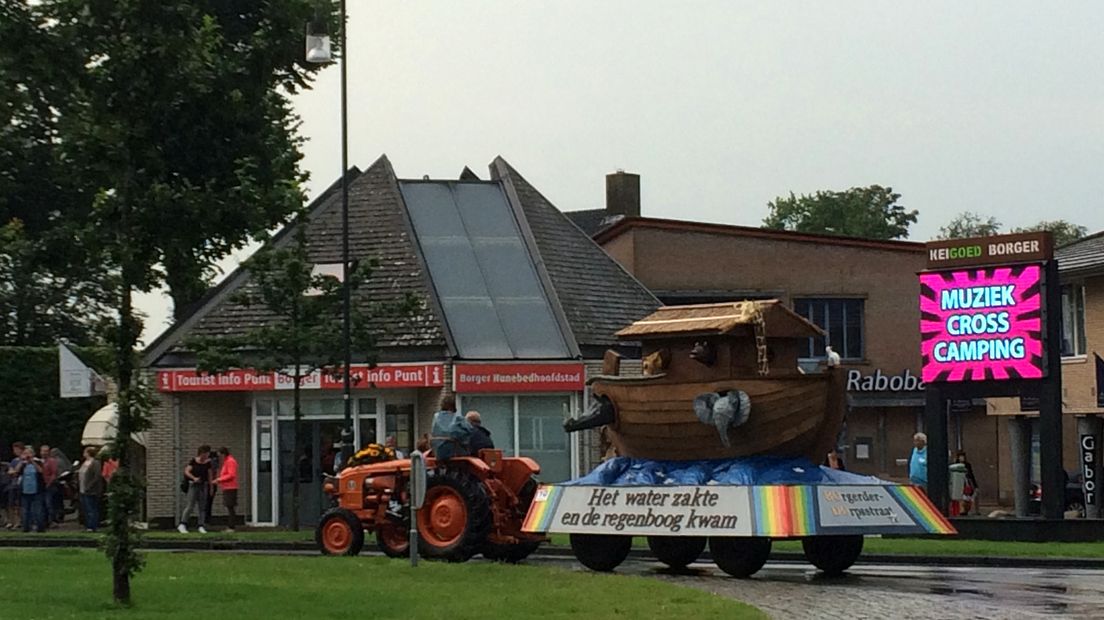 Zo'n twintig versierde wagens reden door de straten van Borger (Rechten: Sjoerd Looijenga/RTV Drenthe)
