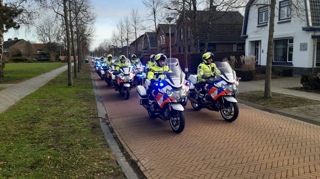 Een grote colonne van agenten reisde woensdagmiddag af naar de Achterhoek om de doodziekte 'Hennep Harry' te steunen.