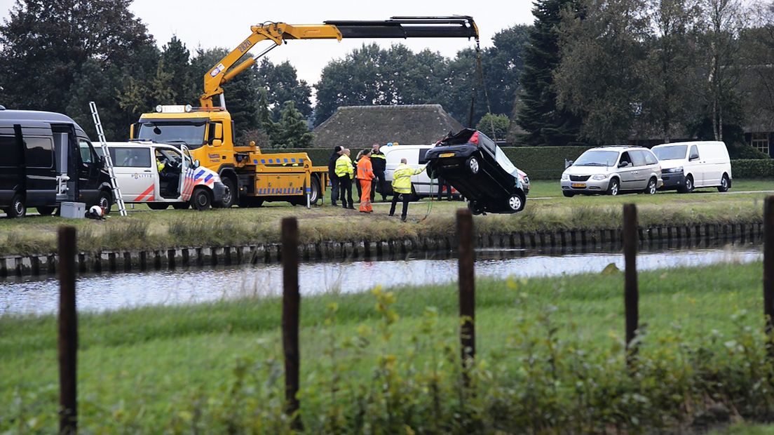 Auto uit Noord-Willemskanaal gehaald (Rechten: Persbureau Meter)