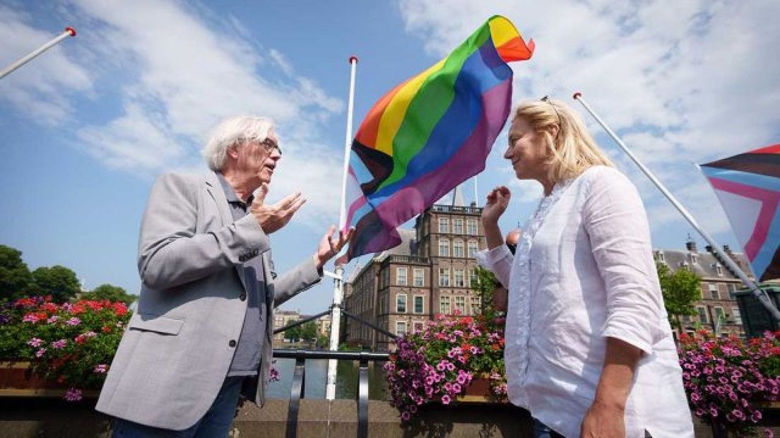 Wethouder Bert van Alphen en Sigrid Kaag bij het hijsen van de vlaggen