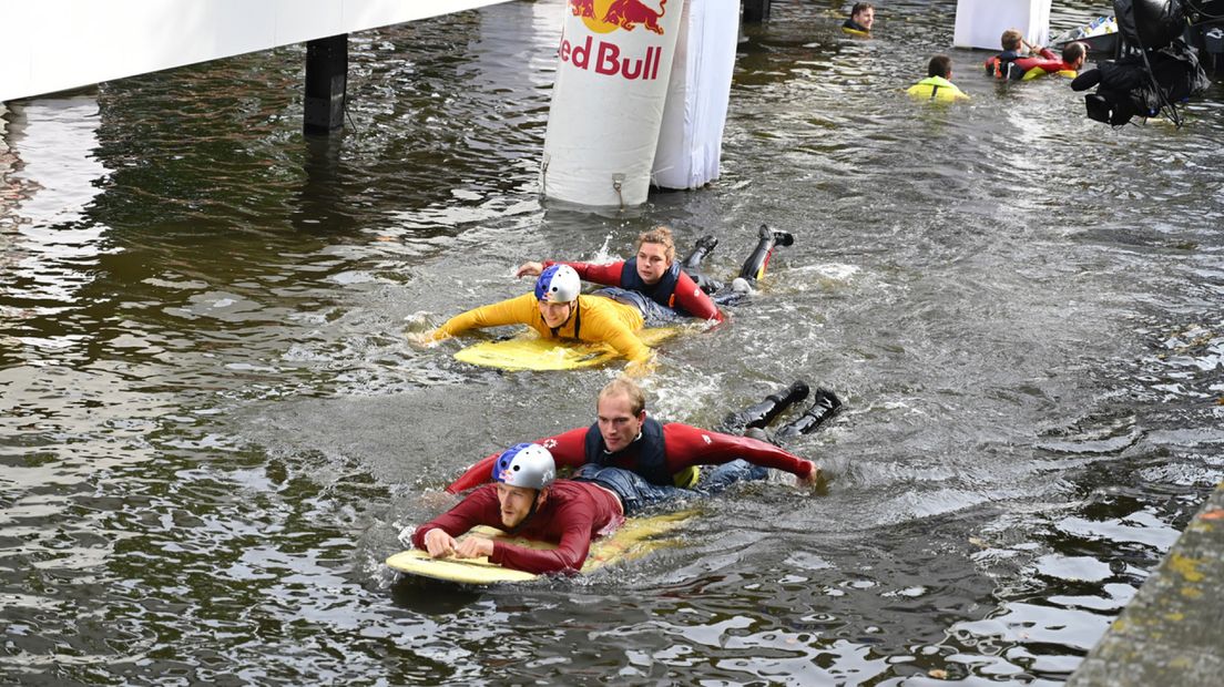Buurman en Buurman worden uit het water gehaald