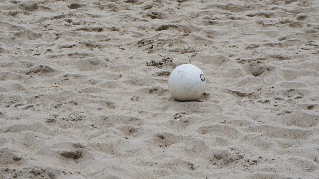 Een volleybal in het zand