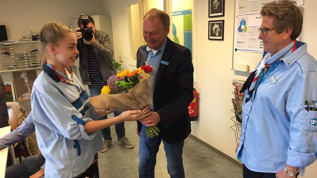 Ze krijgt bloemen van haar werkgever