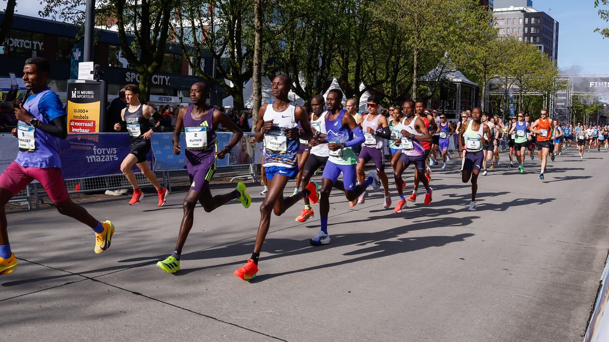 Barkach opnieuw sterkste in Enschede Marathon, Minsewo wint vrouwenwedstrijd