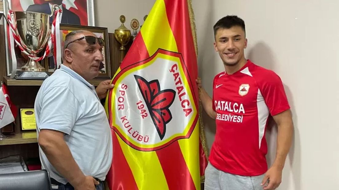 Furkan Akova bij zijn presentatie in Turkije