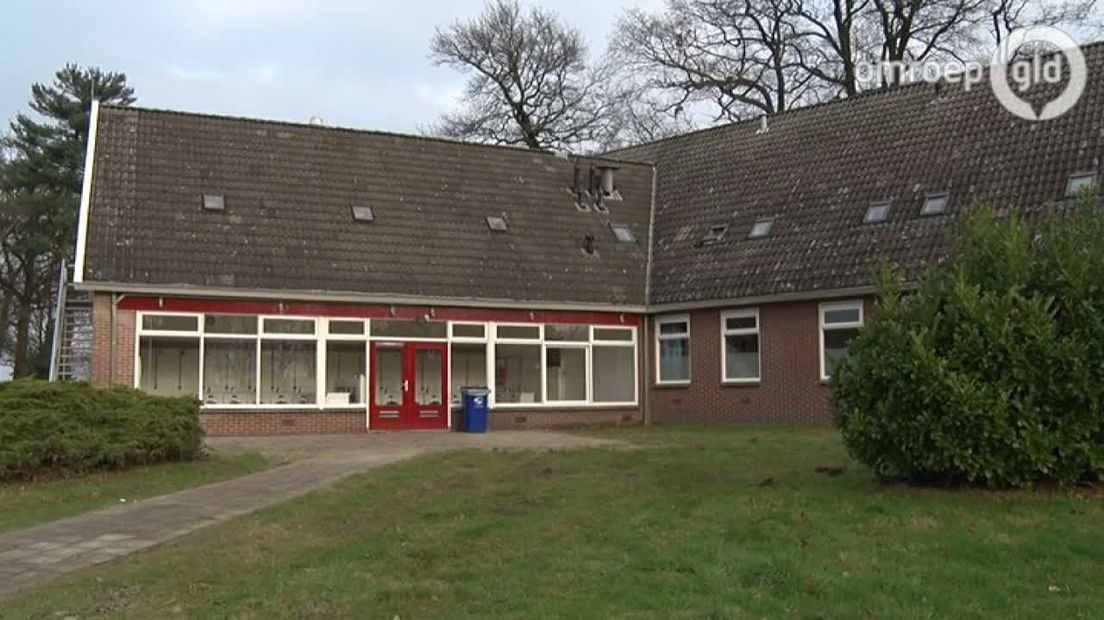 De eerste vluchtelingen zijn zaterdag opgevangen in asielzoekerscentrum Groot Deunk in Barlo, bij Aalten.