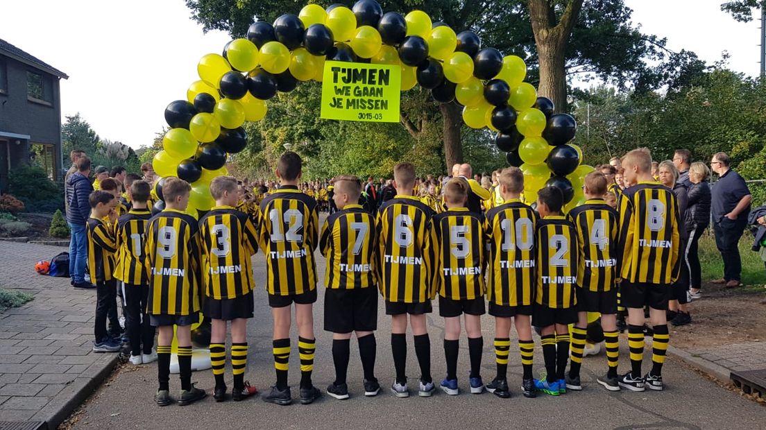 Familie en vrienden nemen zaterdag in besloten kring afscheid van Tijmen. De 13-jarige jongen overleed afgelopen week nadat hij een botsing had met een tegenspeler op het voetbalveld van MvR in 's Heerenberg.