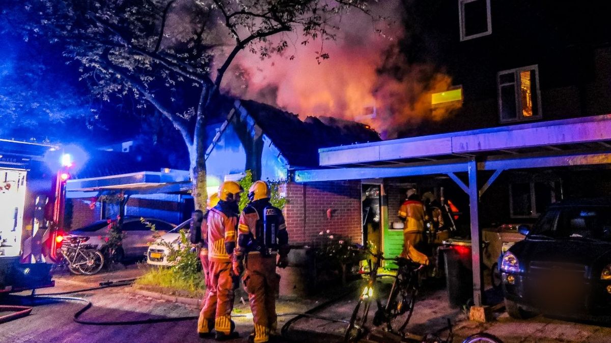 112 Nieuws: Schuur Enschede verwoest door brand | Stroomstoring in en om Almelo