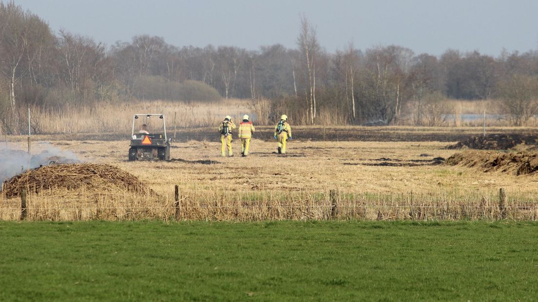 Tijdens het verbranden van rietafval in Sint Jansklooster overleed gisteren een 80-jarige vrouw