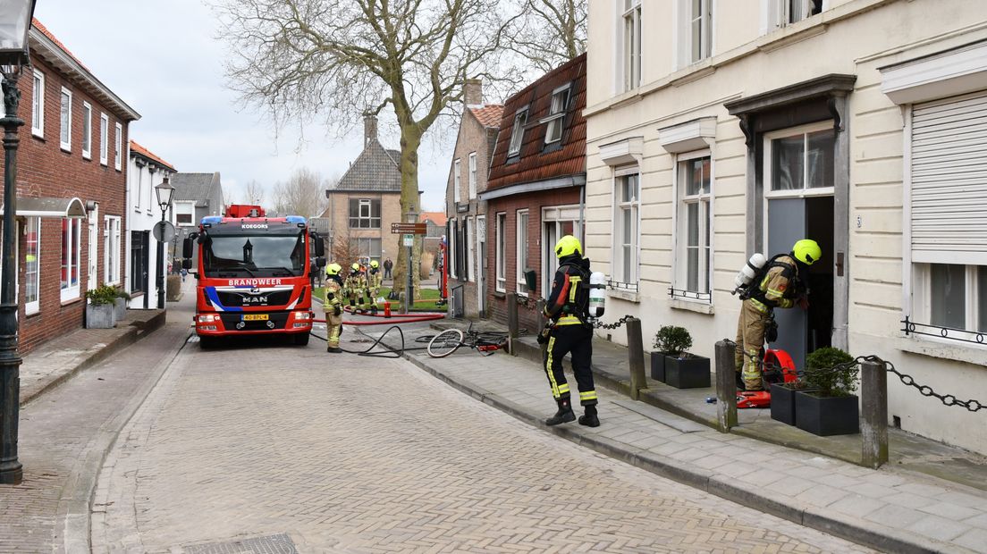 Brandweer bij woningbrand aan de Burgemeester Maarleveldstraat in Biervliet