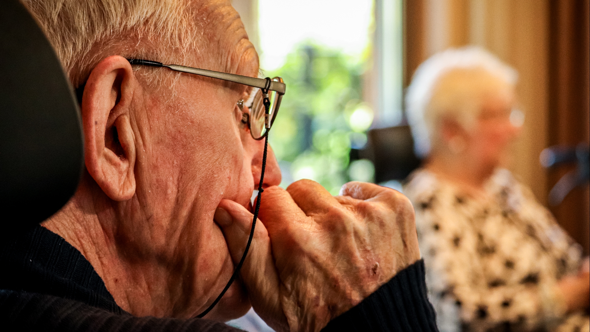 Bewoners van het verzorgingshuis in Marum luisteren aandachtig naar gezang Jeltsje Boschma