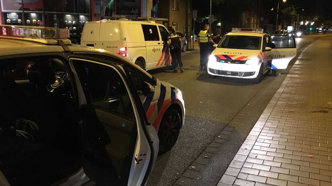 In de buurt van het Marktplein in Apeldoorn heeft vrijdagavond een beroving plaatsgevonden. Dat meldt de politie op Facebook. Agenten hebben een 33-jarige man uit Apeldoorn aangehouden.