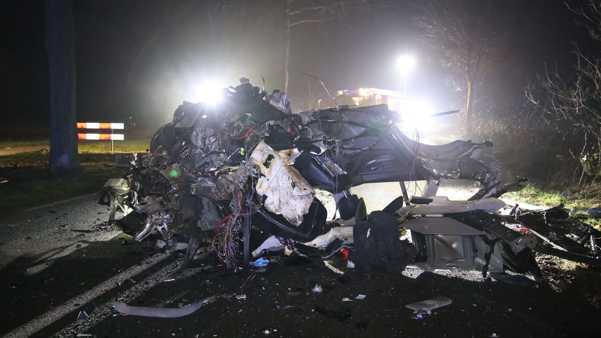 Auto botst tegen boom in Siebengewald: bestuurder zwaargewond