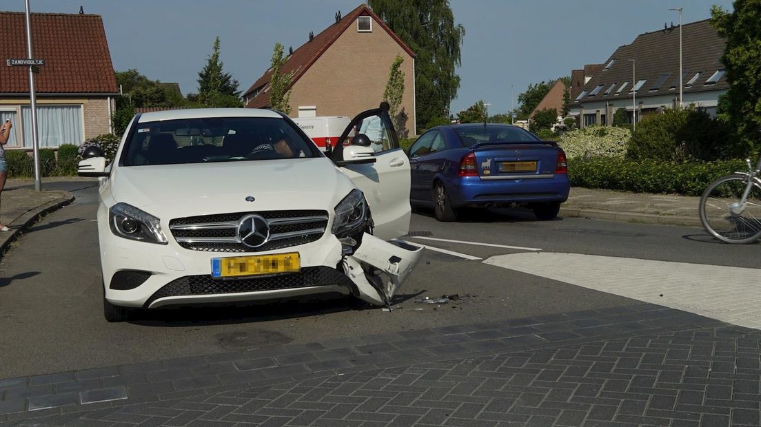 Leswagen en auto in botsing in Deventer