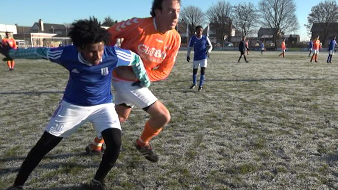 Het is een bijzonder gezicht als het derde elftal van voetbalvereniging OSC uit Oosterhout warm loopt. Het lijkt wel op synchroonzwemmen. Alle 16 spelers bewegen precies tegelijkertijd. Het is een gewoonte die de mannen hebben meegenomen uit Eritrea.