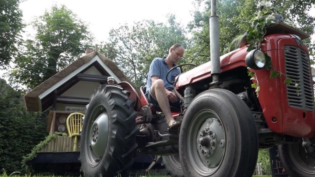 Een van de praalwagens in het dorp (Rechten: Janet Oortwijn/RTV Drenthe)