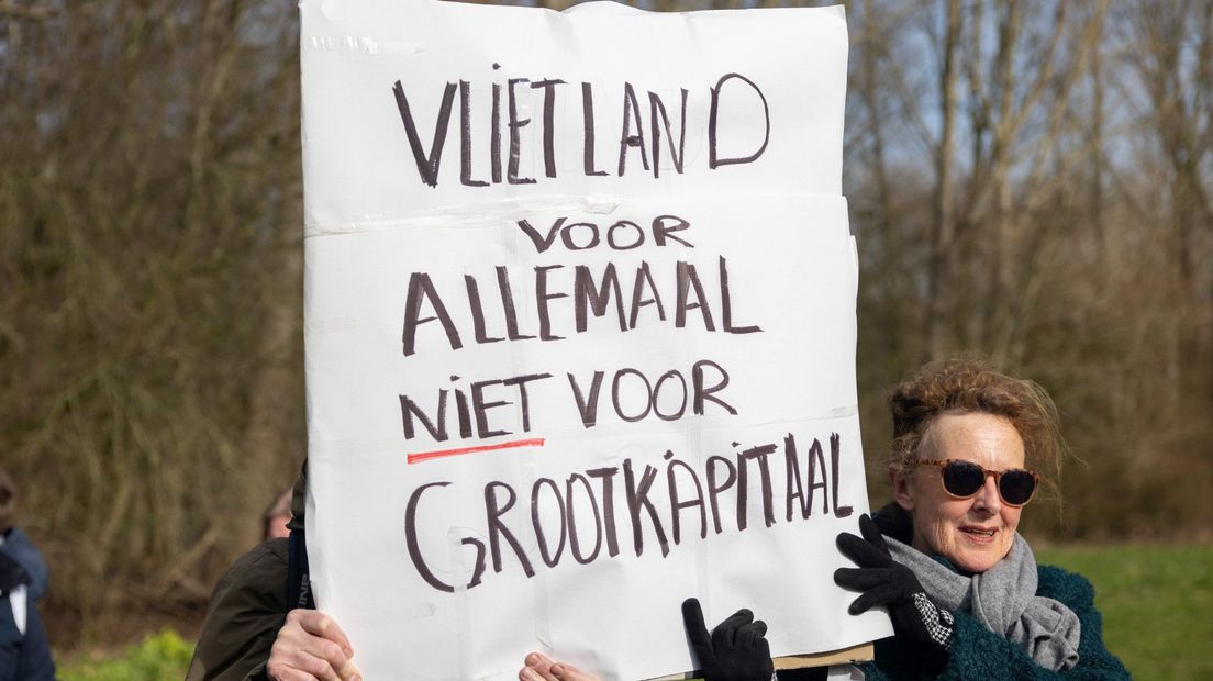 Demonstranten tonen bord met ‘Vlietland voor allemaal, niet voor grootkapitaal’