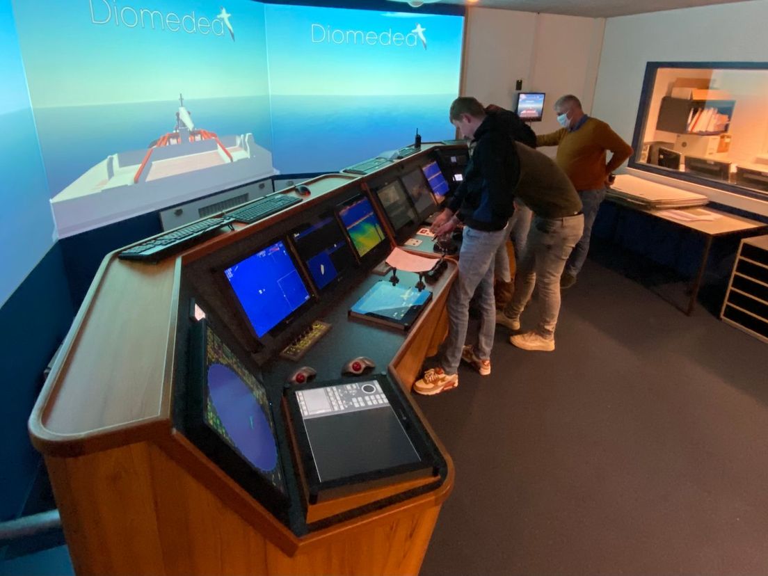 Leerlingen varen in een simulator met een viskotter op zee