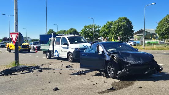 Flinke schade en gewonde na botsing tussen twee autos. Flinke schade en gewonde na botsing tussen twee autos.