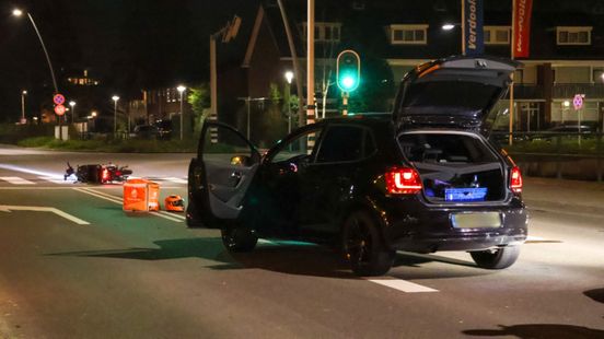 Bezorgscooter in botsing met auto | Man opgepakt na bedreigingen aan deurwaarder. Bezorgscooter in botsing met auto | Man opgepakt na bedreigingen aan deurwaarder.