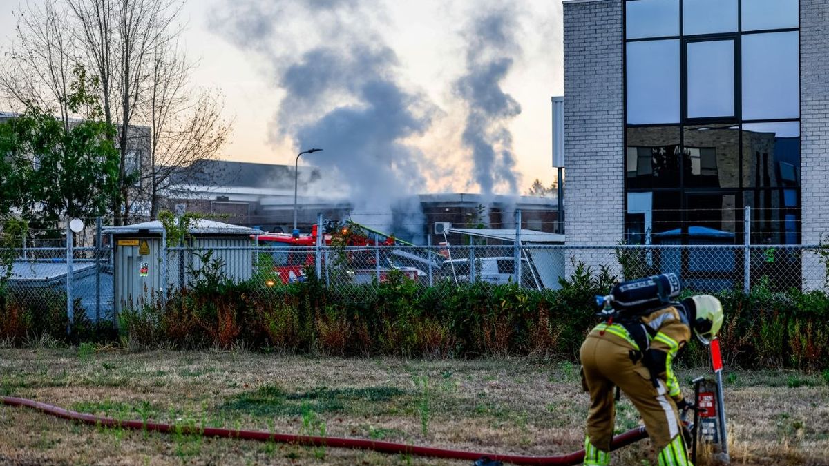 112 Nieuws: Grote brand bij bedrijfspand in Enschede | Auto volledig uitgebrand bij grensovergang