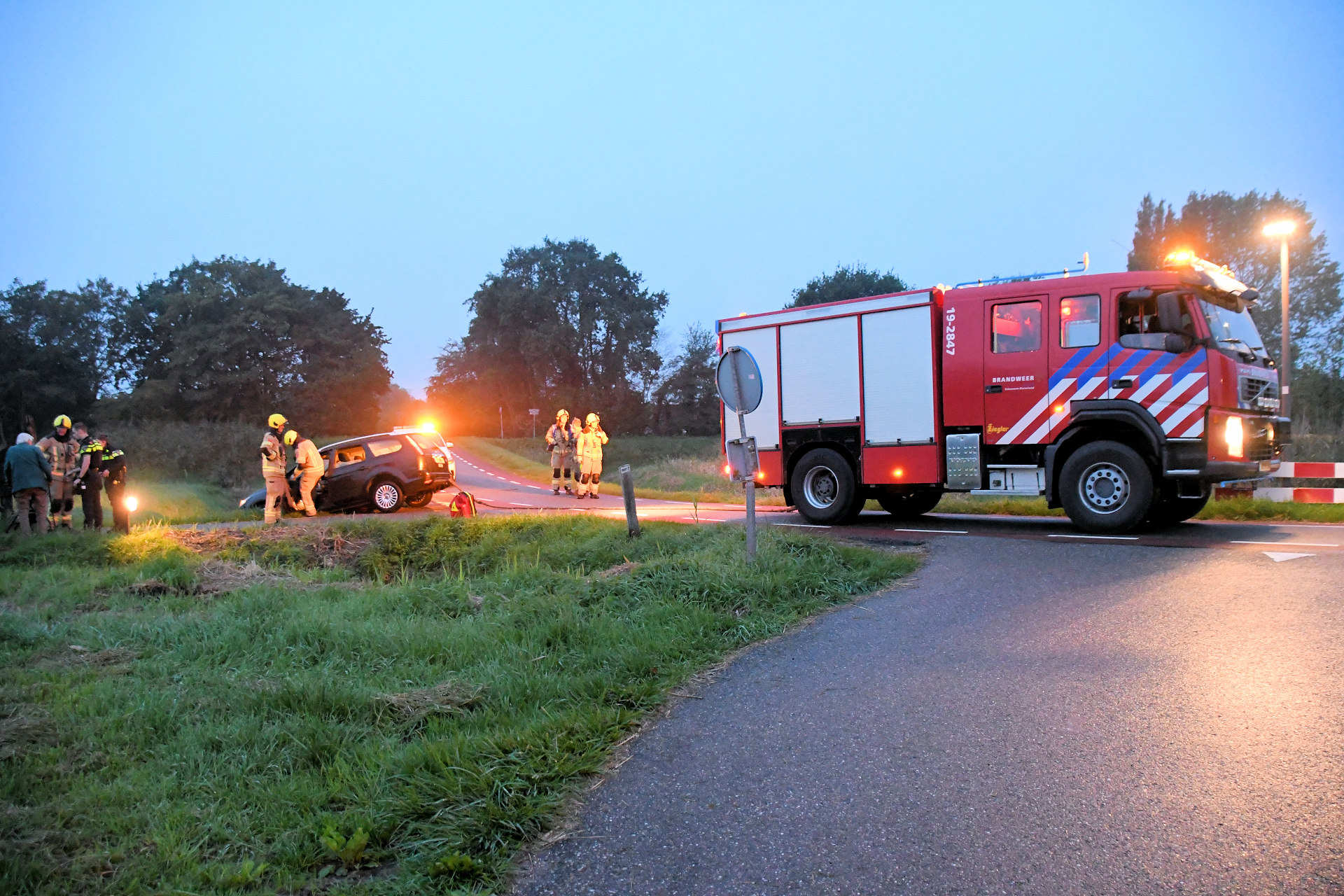 De brandweer heeft de auto uit de sloot getrokken