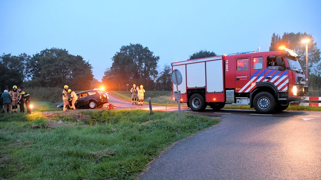 De brandweer heeft de auto uit de sloot getrokken