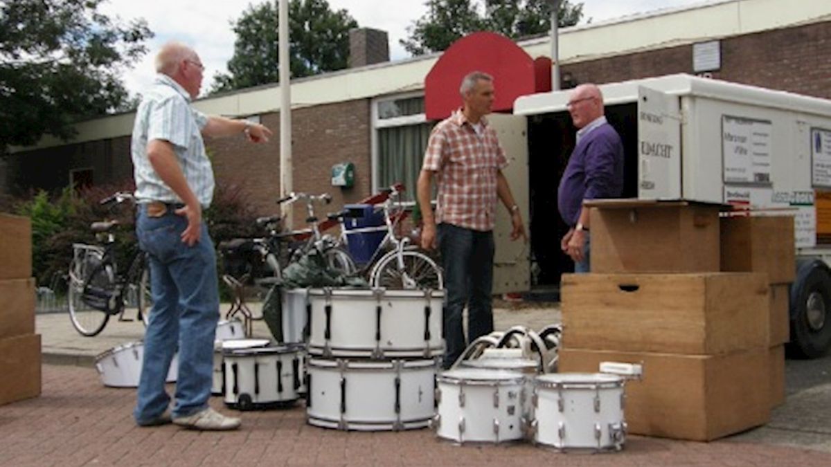 Limburgse drumband krijgt trommels uit Windesheim