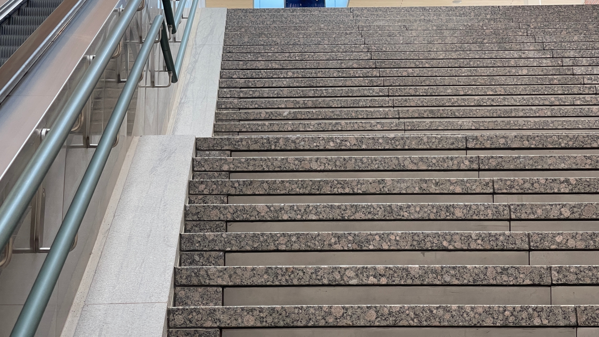 Op het Hoofdstation zitten er geen gootjes naast de trappen