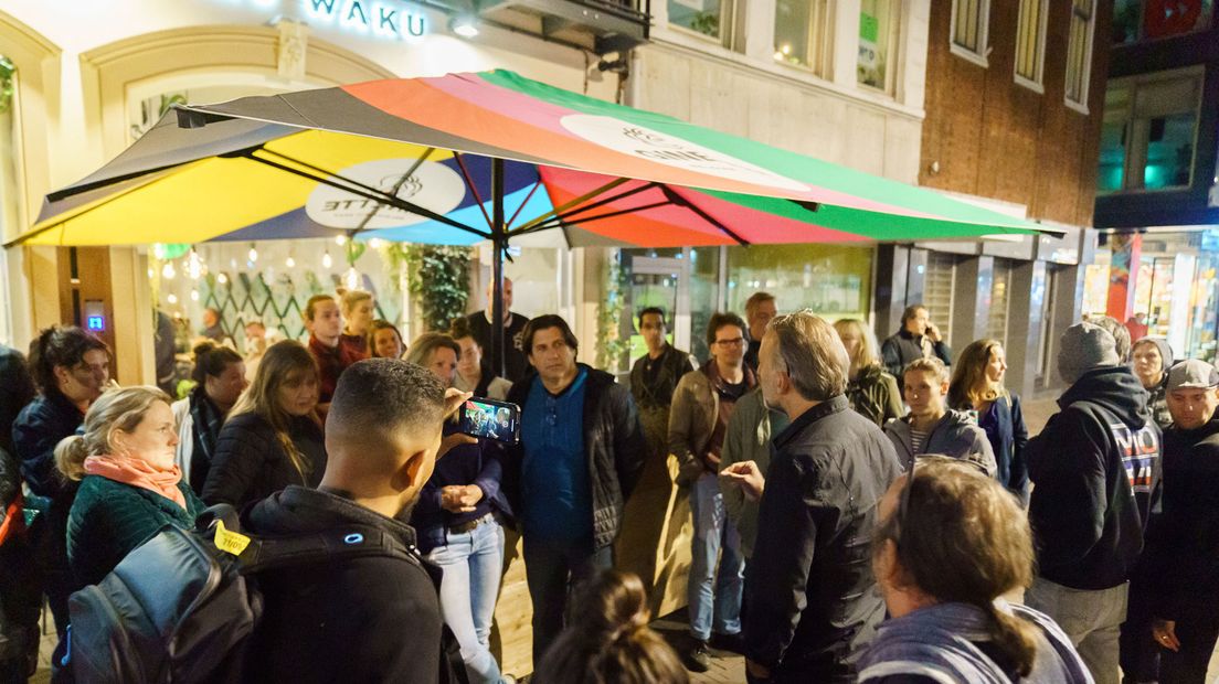 Maandag 27 september: Mordechaï Krispijn spreekt mensen voor de deur van Waku Waku toe.