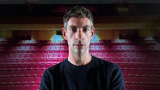 Dennis bouwt decor voor theatervoorstelling: 'Alsof ze in een soort sneeuwbol zitten' Home