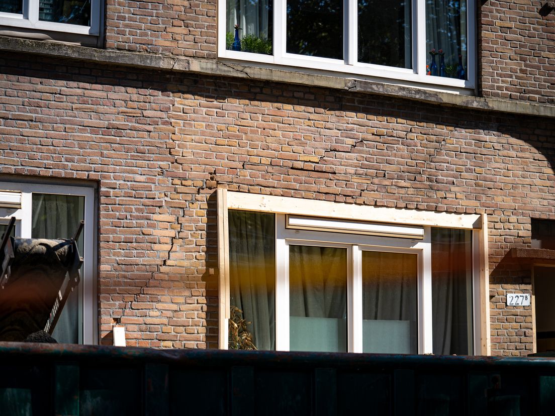 Scheuren in het pand aan de Schieweg