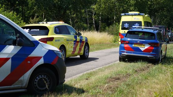 Wielrenner ernstig gewond na aanrijding met auto in Yde. Wielrenner ernstig gewond na aanrijding met auto in Yde.